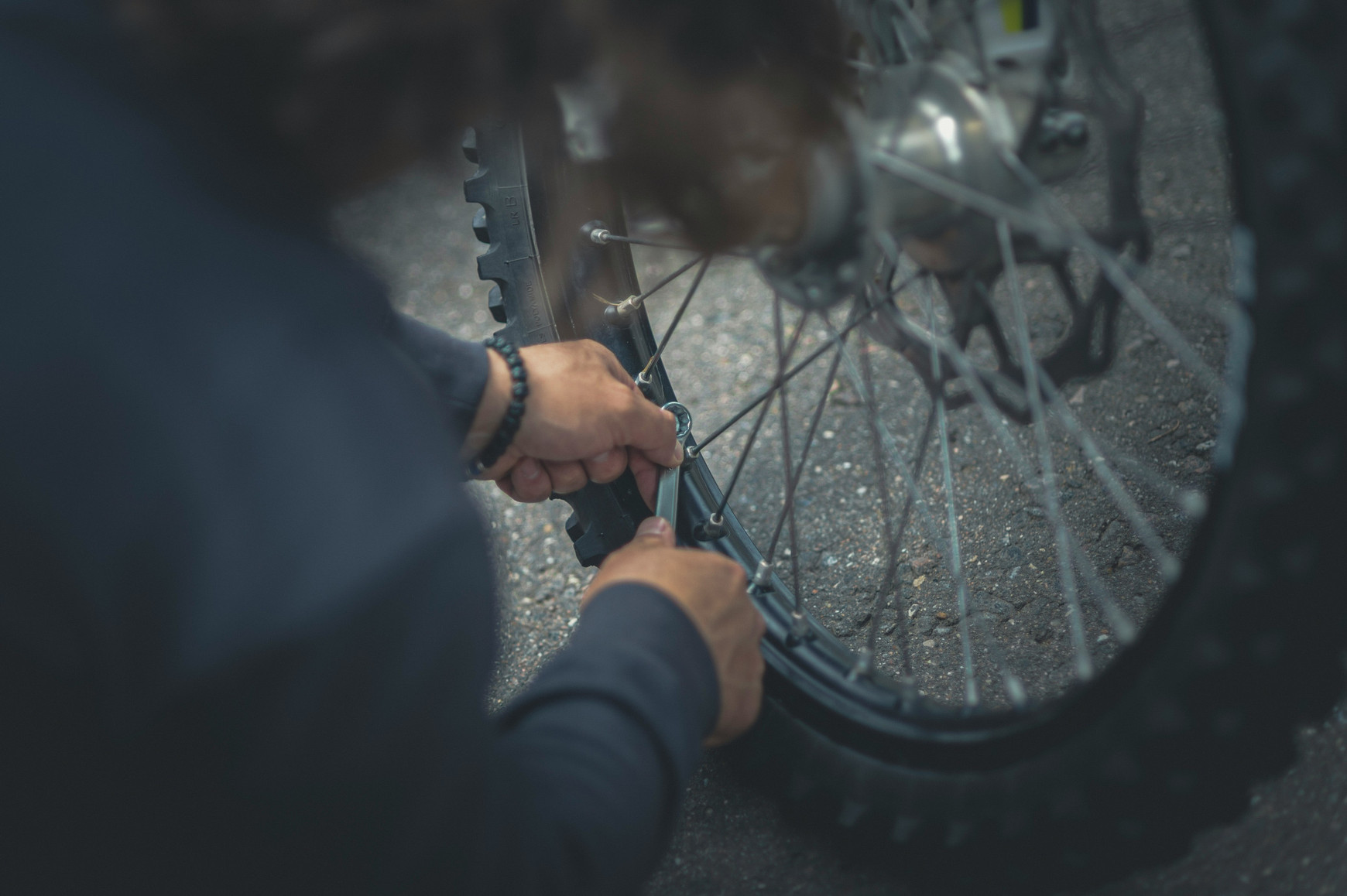 © Egor Myznik, Unsplash Auto-réparer son vélo avec l'association Place au Vélo