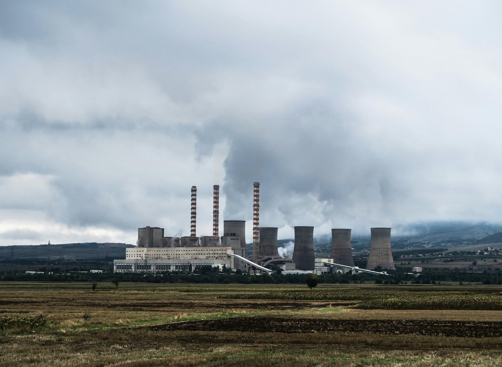© Jason Mavrommatis sur Unsplash Les défis socio-économiques, environnementaux et politiques : influence sur le rôle de l'énergie nucléaire - Margaux Albaret