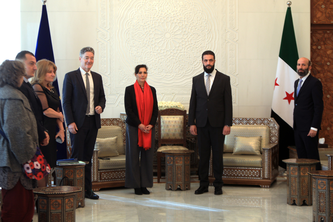Le président par intérim syrien, Ahmed Al-Charaa (au centre à droite), le 17 janvier 2025 à Damas© Bakr Alkasem / EC - Audiovisual Service / European Union, 2025 Wilson Fache - Retour d'une Syrie libérée.