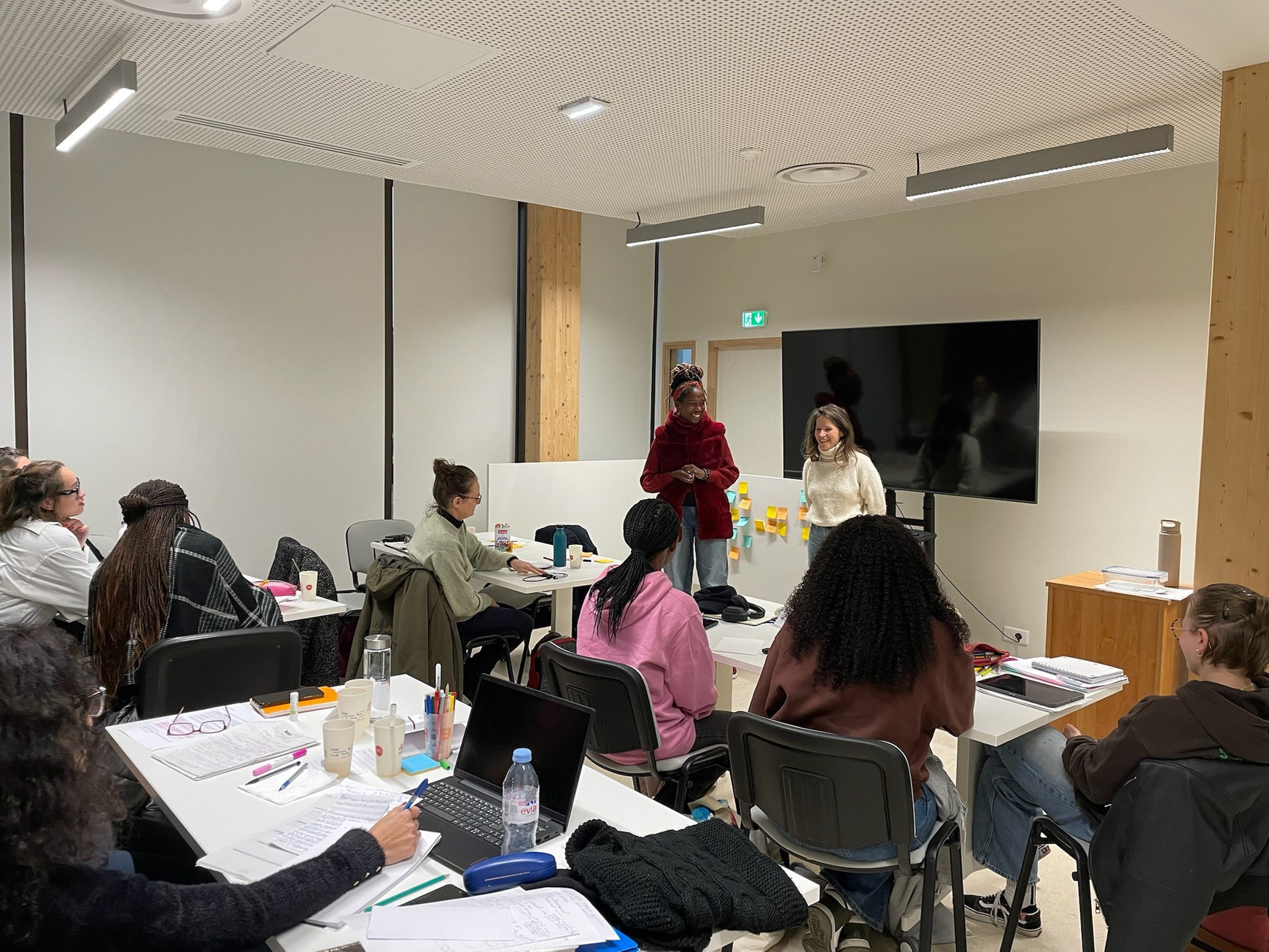 Les femmes du programme Women Dare apprennent notamment à "pitcher" le concept de leur futur entreprise. Women Dare aide les femmes entrepreneuses à se lancer