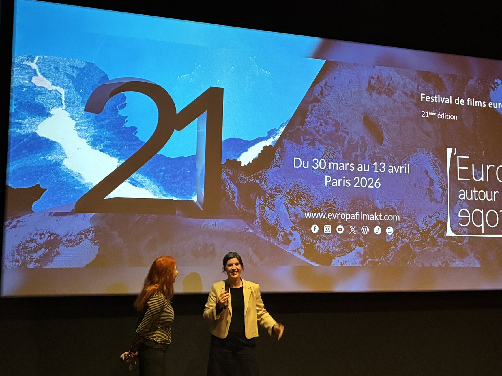 La réalisatrice norvégienne Lilja Ingolfsdottir avec Irena Bilic, directrice artistique du festival "L'Europe autour de l'Europe" : euradio au 21ème festival des films européens de Paris