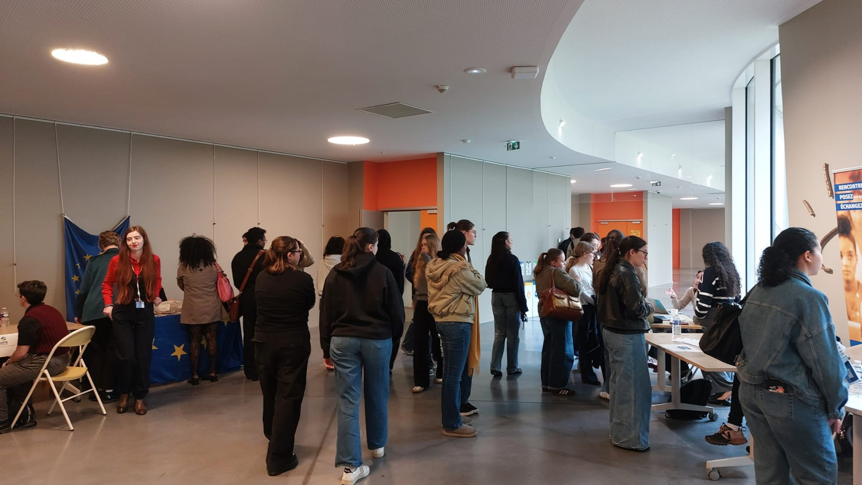 Le forum des métiers organisé par Eurosorbonne dans le hall de l'université Sorbonne Nouvelle À l'université Sorbonne Nouvelle, rencontre avec les professionnels des affaires européennes