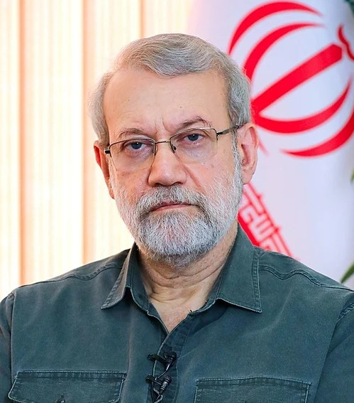 Ali Larijani dans une interview accordée au site khamenei.ir en 2025. Source: Khamenei.ir, CC BY 4.0, via Wikimedia Commons Aujourd'hui en Europe - 18 mrs 2026