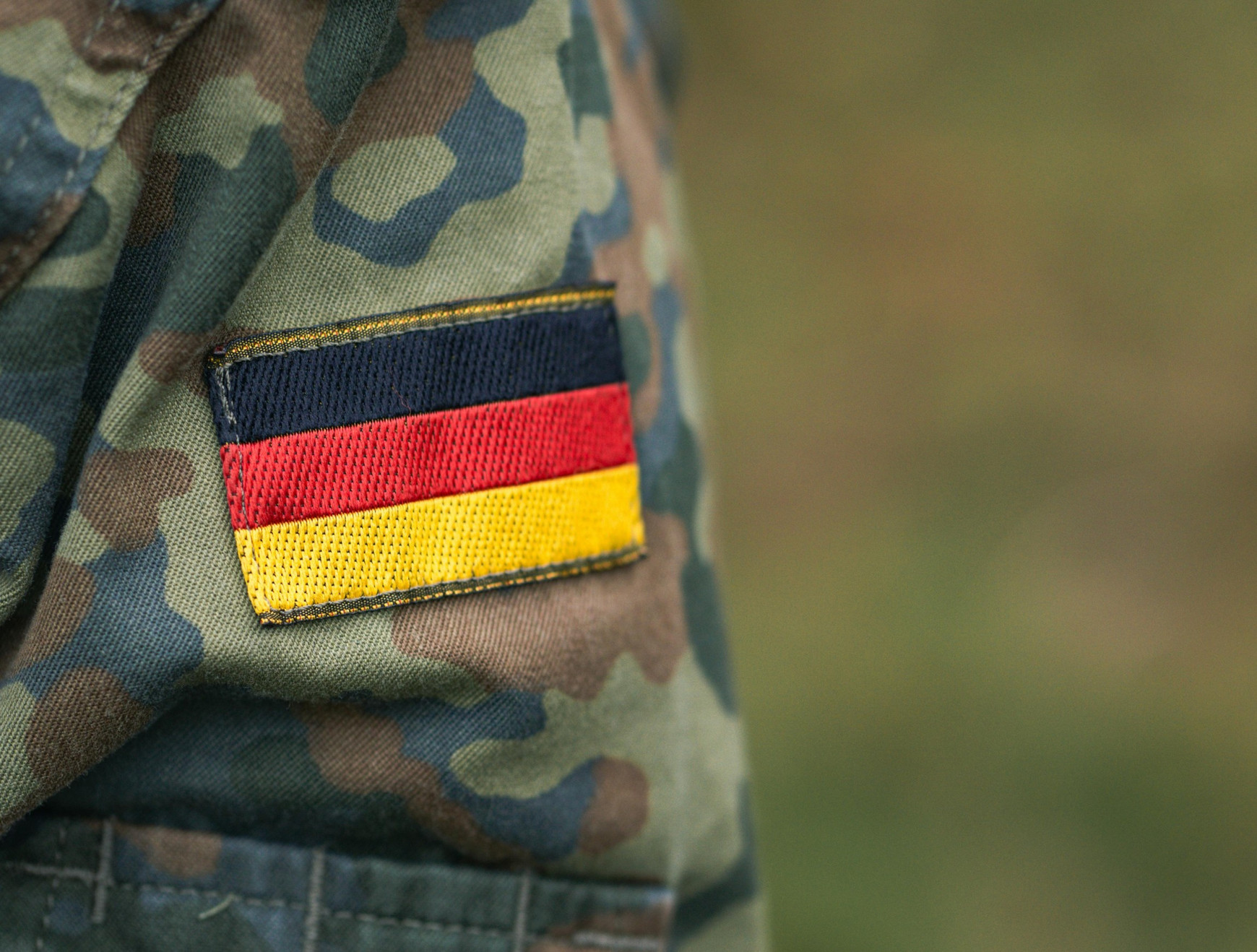 Uniforme De Camouflage Des Forces Armées Allemandes Avec écusson De Drapeau. Source : Adrian Schmidt sur Pexels AUjourd'hui en Europe - 3 février 2026