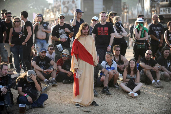 Épisode Comment s'habiller pour aller au Hellfest ? de l'émission Service de Traitement des Requêtes Urgentes - ancienne émission