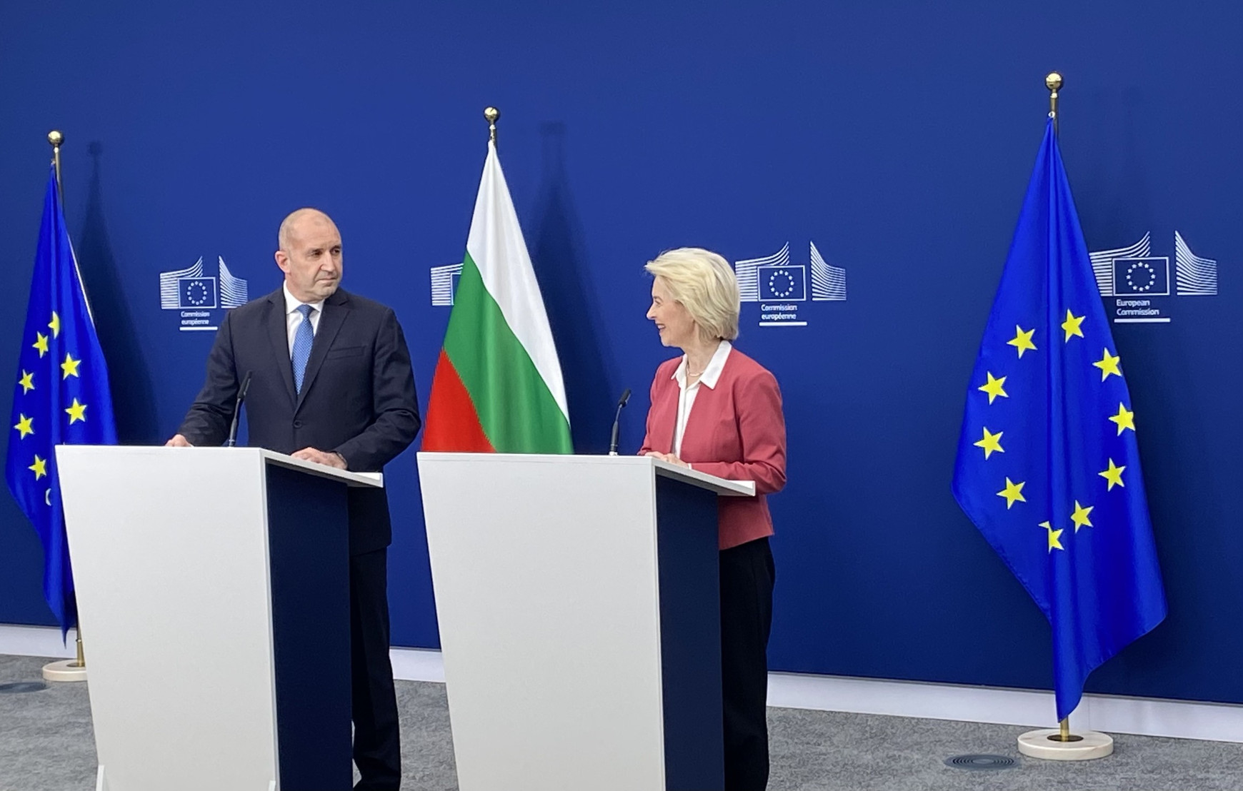 La présidente de la Commission européenne Ursula von der Leyen et le premier ministre bulgare Roumen Radev lors de leur rencontre à Bruxelles, le 28 mai 2026. © Manon Gendreau Aujourd'hui en Europe - 29 mai 2026