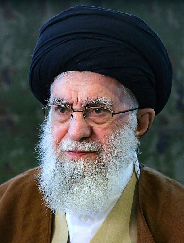 Visite d'Ali Khamenei à l'exposition des réalisations des forces aérospatiales du Corps des gardiens de la révolution islamique, novembre 2023 Aujourd'hui en Europe - 3 mars 2026