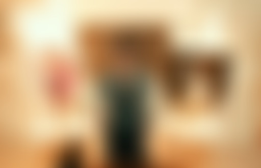 Extérieur Nuit : LONG LIVE THE KING