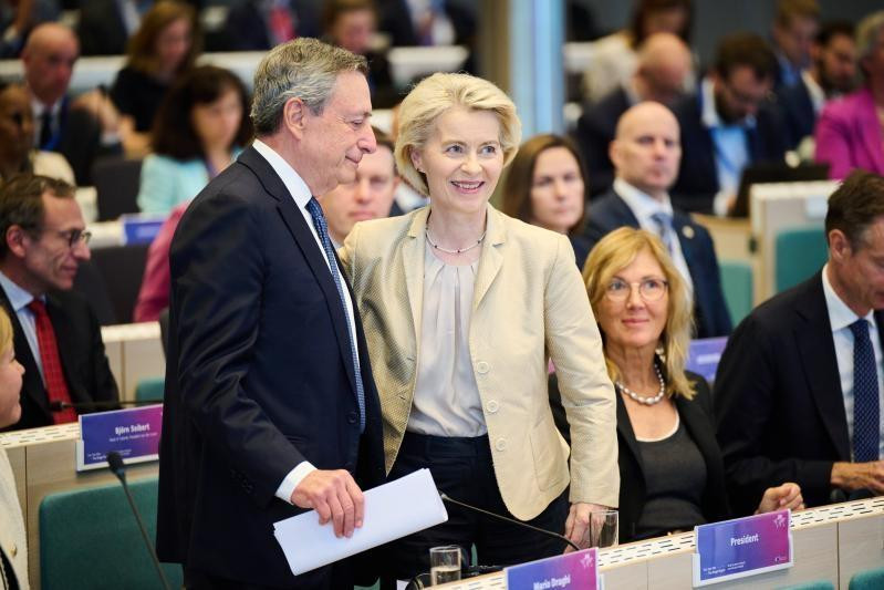 Mario Draghi et Ursula von der Leyen réunis pour un bilan sur le rapport Draghi, le 16 septembre 2025 (EC - Audiovisual Service/Dati Bendo) Un an après le rapport Draghi sur la compétitivité européenne : le secteur de l'énergie à la traîne