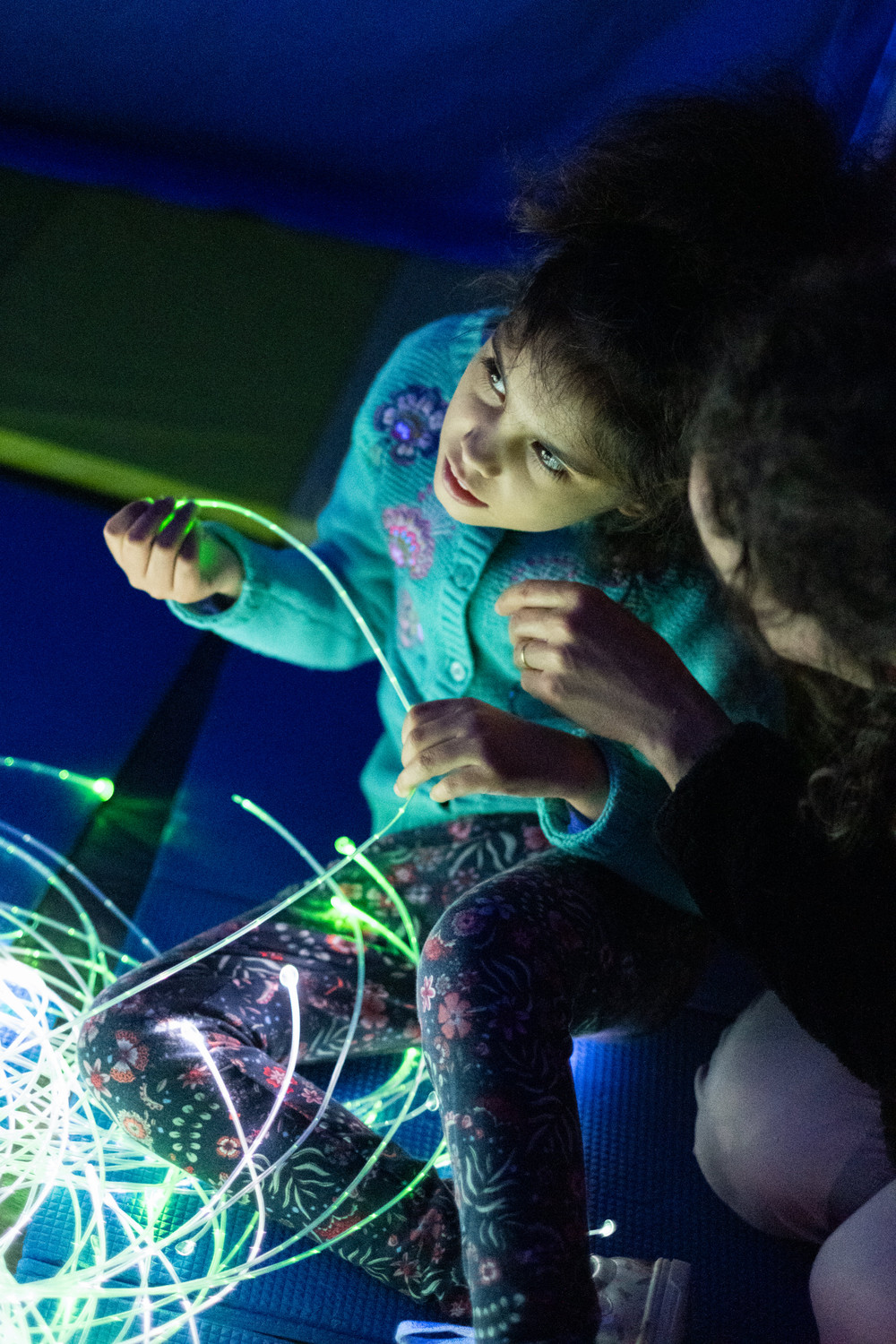 Anaïs est dans la salle Snoezelen et joue avec des lumières