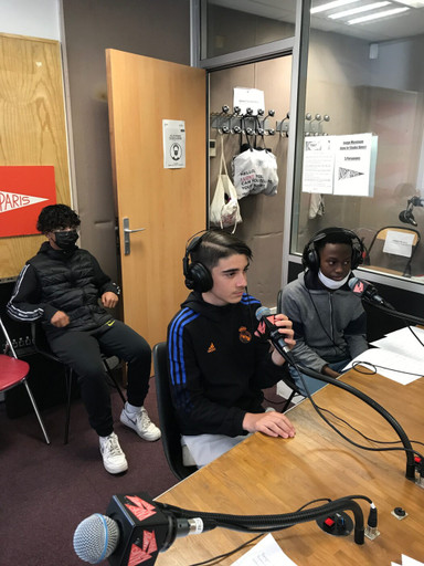 Épisode "La célébrité dans le football", "My Rock", "Les c... de l'émission Les Petites Ondes