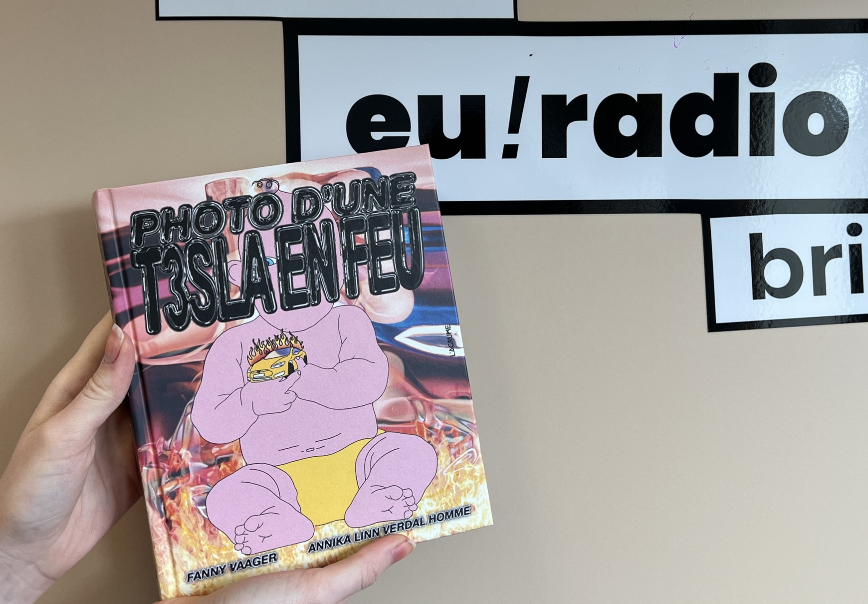 © Harneet Kaur et Manon Vieillet Photo d’une T3sla en feu de Fanny Vaager & Annika Linn Verdal Homme (Editions L’Agrume)