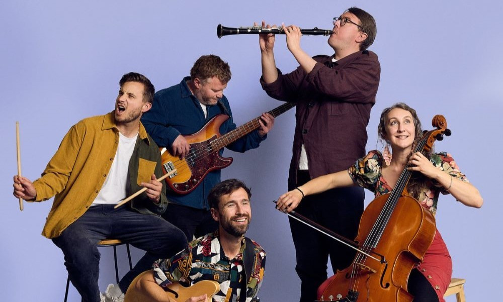 Photo du groupe sur leur bandcamp - DR Me and My Friends - "Volons Vers La Lune"