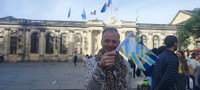 Sur le fronton de l'hôtel de ville, le drapeau sourd célèbre les langues des signes