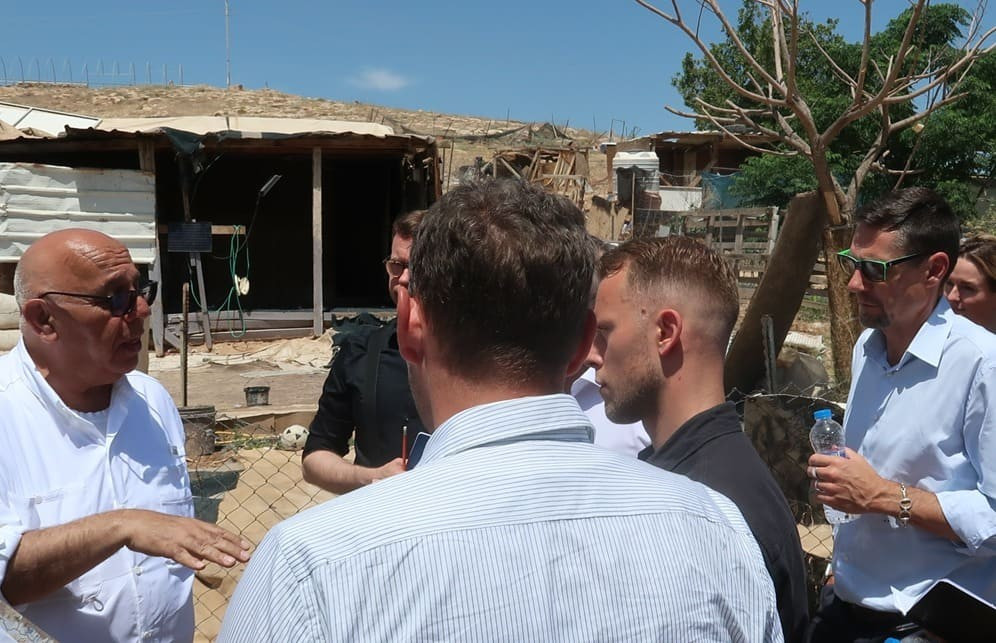 Légende : Alexandre Stutzmann (à droite) participe à un rassemblement organisé par l'ONG de défense des droits humains B'tselem dans un village bédouin menacé d'expulsion par le gouvernement israélien, le 3 juin 2026.  Source : Géopolis Ambassadeur de combat - Rencontre avec Alexandre Stutzmann, représentant de l'UE dans les territoires palestiniens