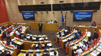 Au Sénat, des lycéens du Val-de-Marne simulent une séance du Parlement européen