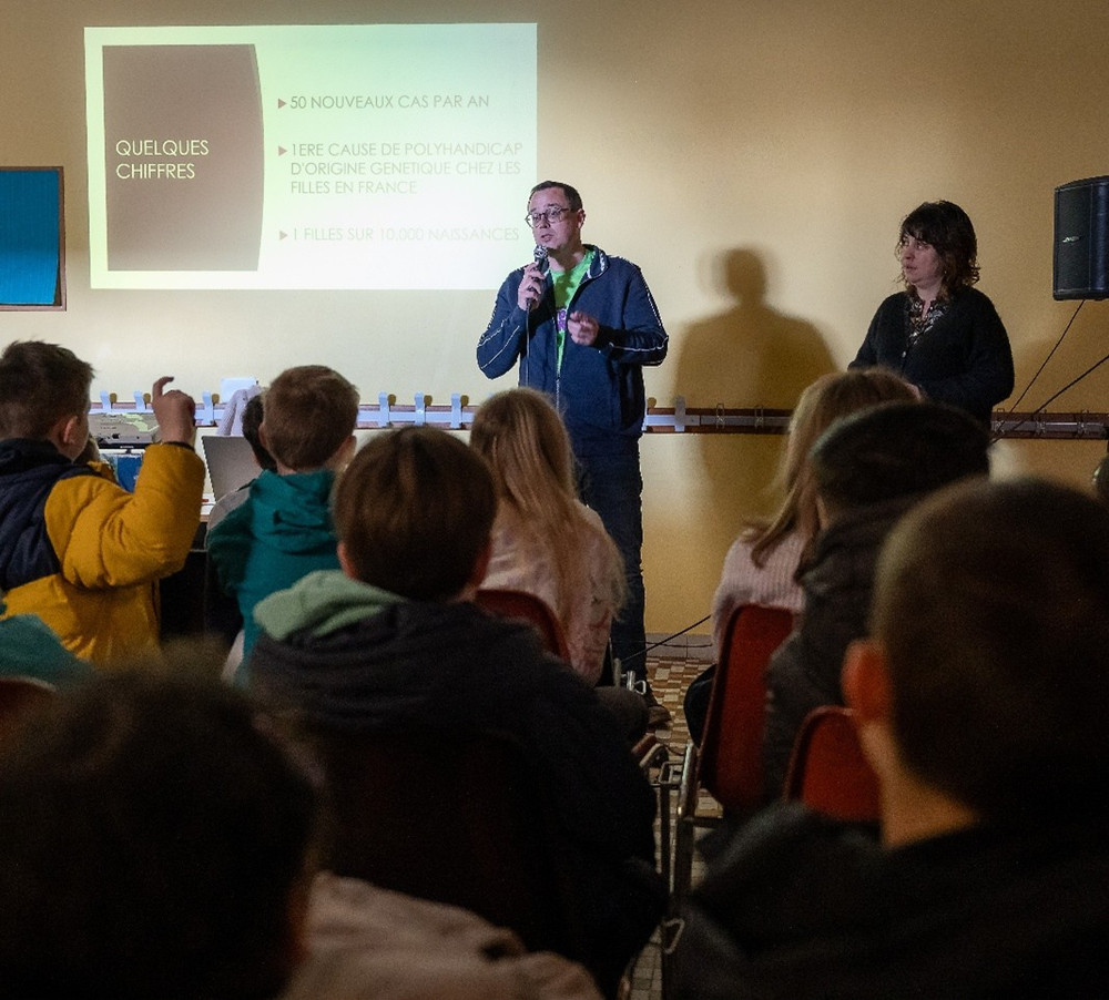 Cyril présente l'AFSR à des élèves