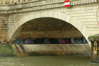 Sans-abrisme à Bruxelles : comprendre les causes d’une crise qui s’intensifie