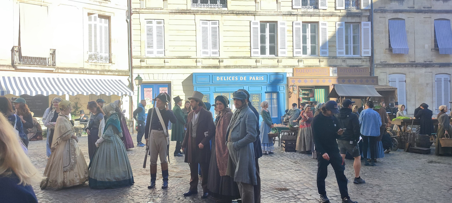 © Cassandre Thomas. Le tournage du film Chopin Chopin, place du Chapelet. Bordeaux, octobre 2024. Chopin Chopin : un tournage polonais à Bordeaux
