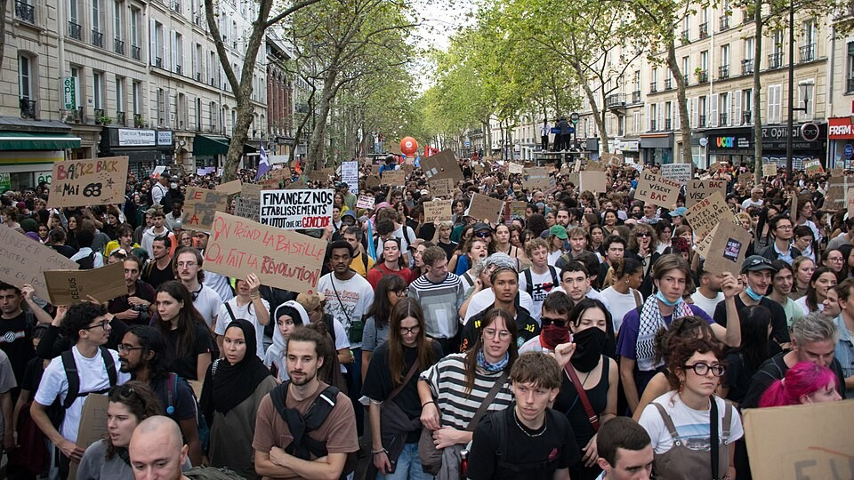 Manifestation lycéenne (et étudiante) du 6 octobre 2026 à Paris, entre République et Nation. © Wikimedia Commons Aujourd'hui en Europe - 8 octobre 2026