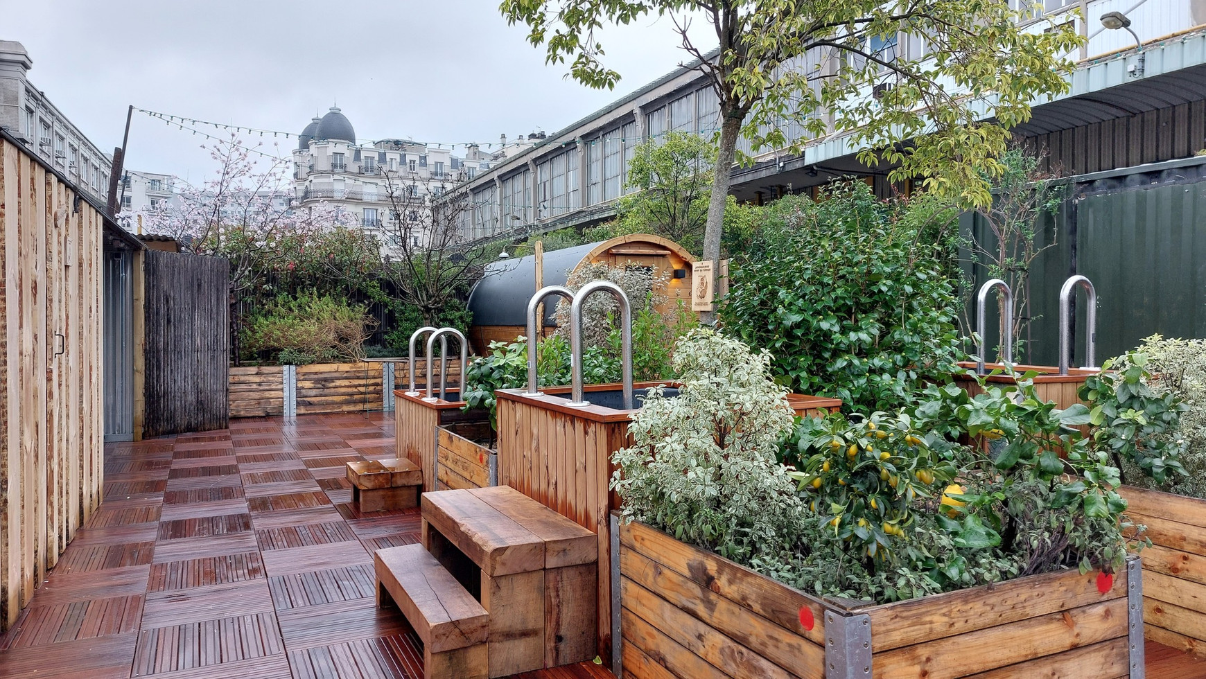 Les saunas et bains froids installés sur la terrasse du Ground Control (Paris 12ème). © Pauline Lück Des saunas et bains collectifs en plein Paris