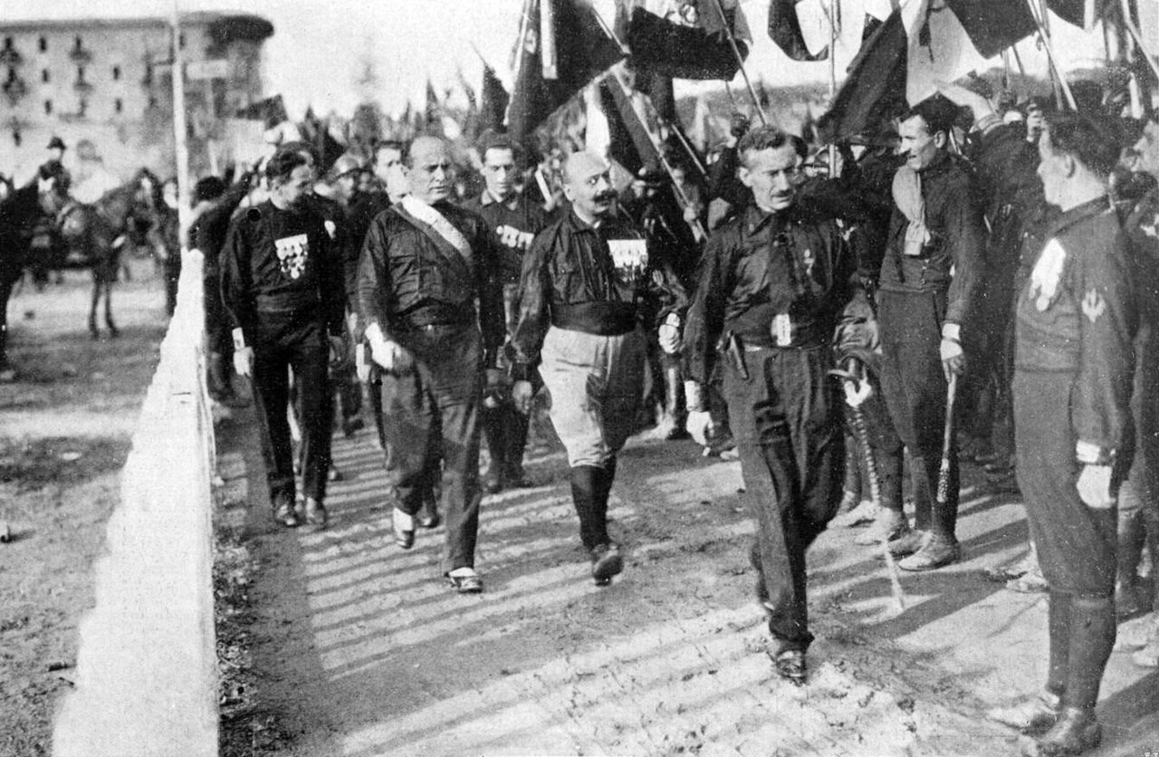 Photographie de propagande sur laquelle apparaissent Benito Mussolini, Cesare Maria de Vecchi et Michele Bianchi avec les chemises noires durant la marche en 1922. © Wikimedia Commons L'Italie fasciste et la diaspora italienne
