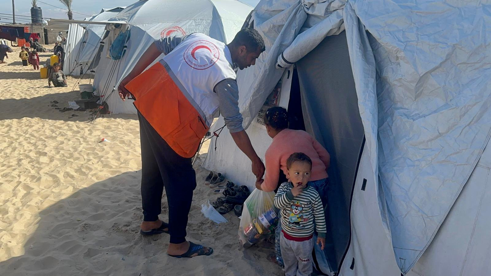 à Gaza, la Croix Rouge est d’une importance capitale, au point d’être aujourd’hui responsable du transfert des otages vers Israël (Croix Rouge de Belgique) Aujourd'hui en Europe -13 octobre 2025