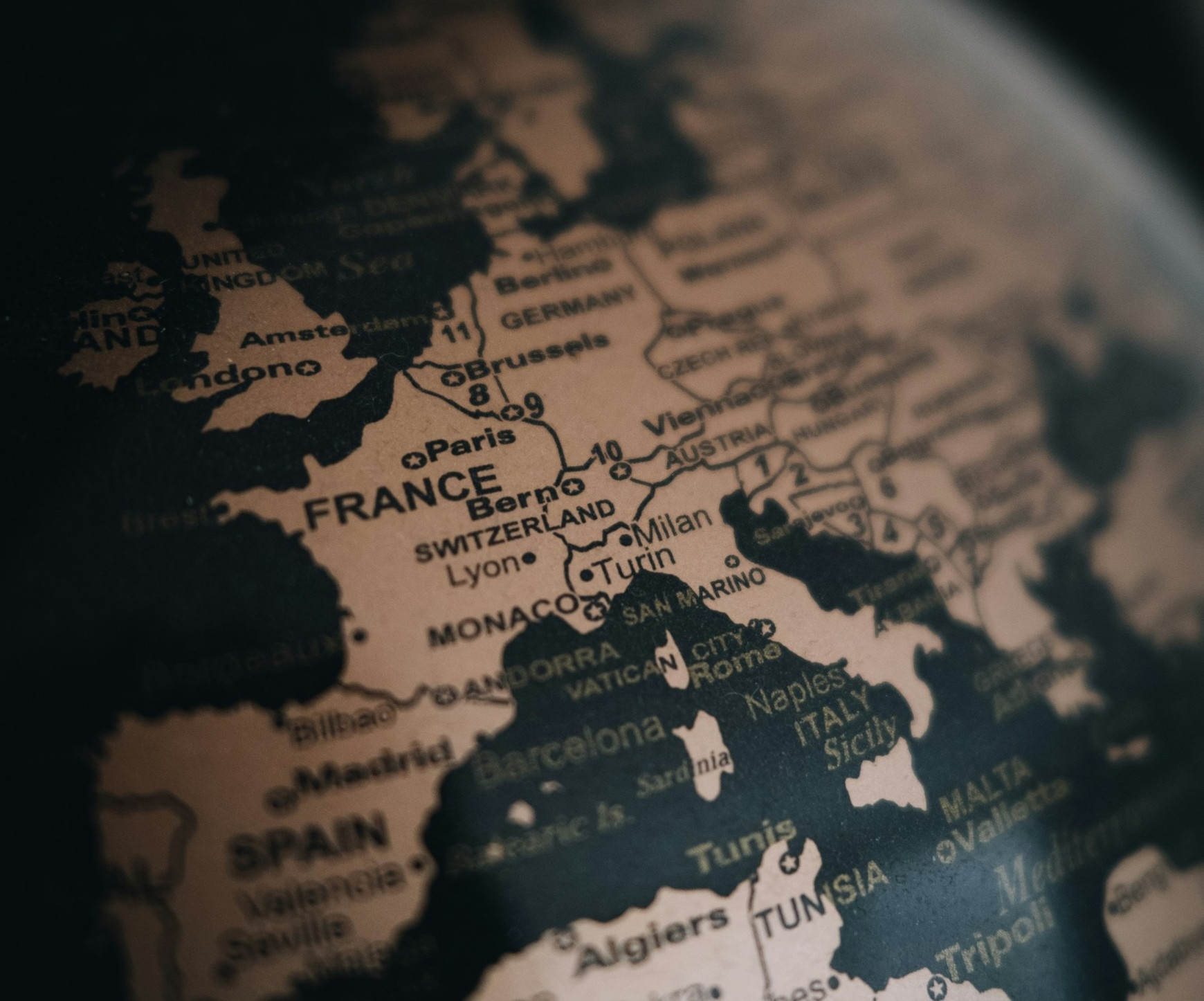 Photo de Claudio Schwarz sur Unsplash Contradictions