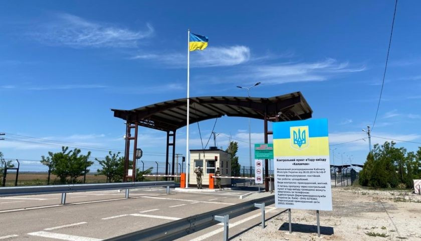 Poste de contrôle ukrainien situé à la frontière de facto entre Kherson et la Crimée. © armyinform.com.ua sous license  Creative Commons Attribution 4.0 International L'Ukraine négocie pour déplacer les contrôles frontaliers plus à l'intérieur de l'UE en raison des attaques russes contre ses camions aux frontières européennes