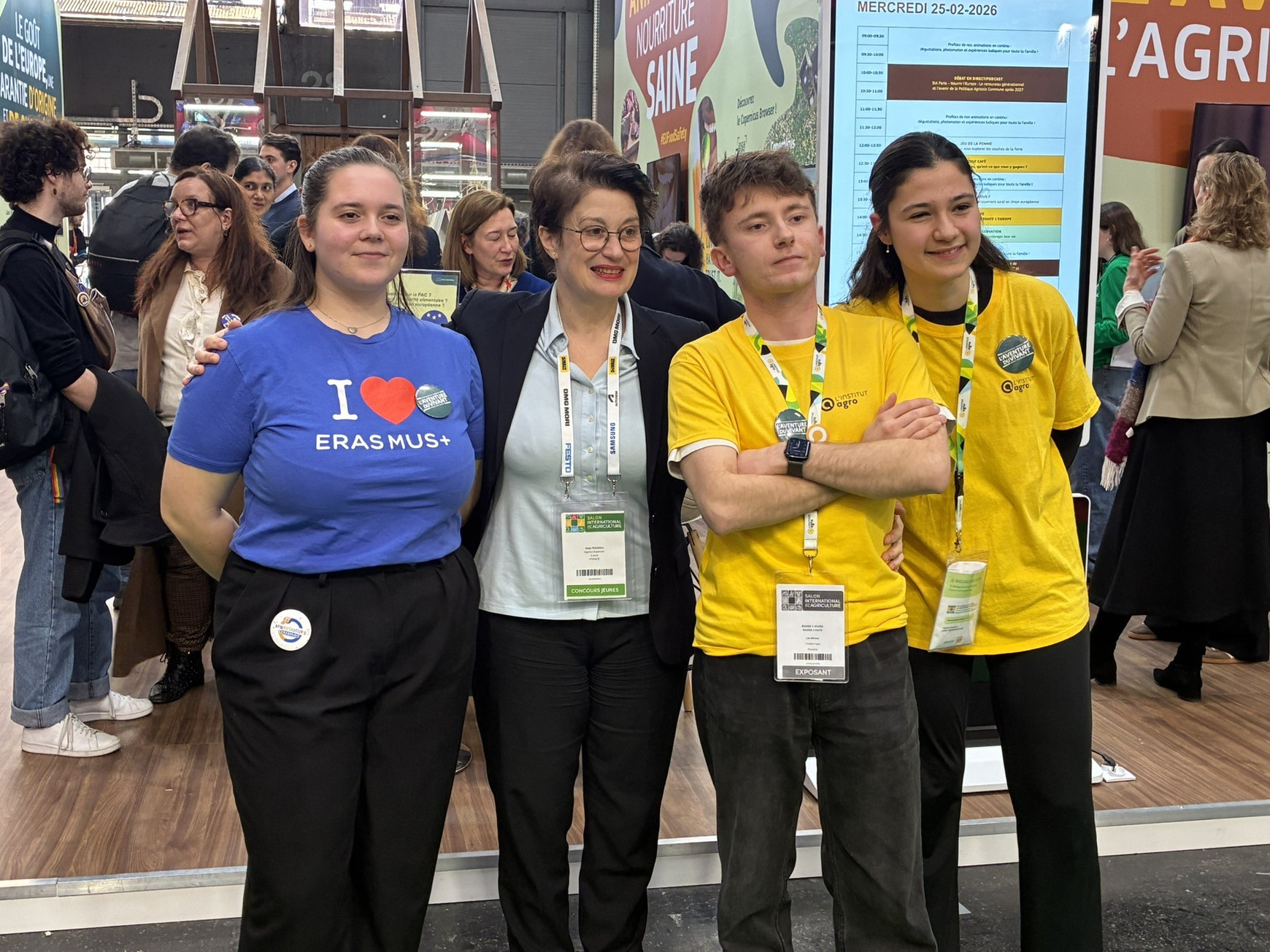 Léa, Léo et Romane (de gauche à droite) entourent Nelly Fesseau, directrice de directrice de l'Agence Erasmus+ France Erasmus+, une opportunité aussi dans l'enseignement agricole