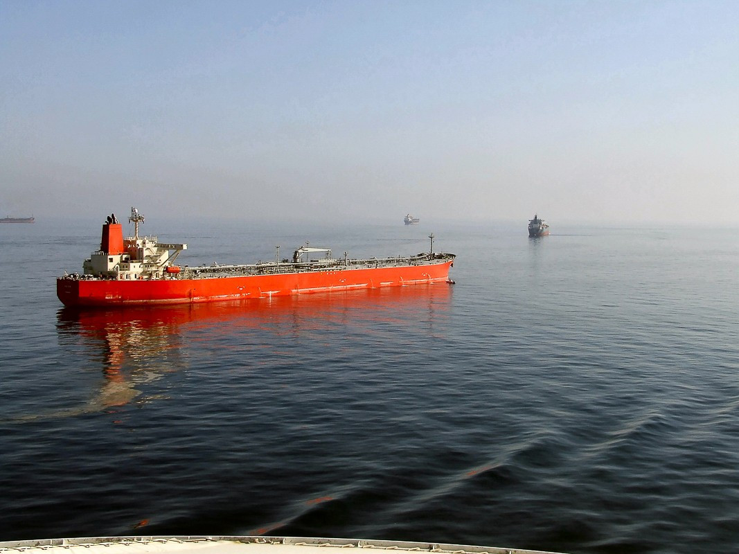 Un pétrolier dans le détroit d’Ormuz, passage stratégique pour l’approvisionnement énergétique mondial. Source :  “Shipping in the Straits Of Hormuz” di Michael Gaylard, CC BY 2.0 Aujourd'hui en Europe - 30 mars 2026