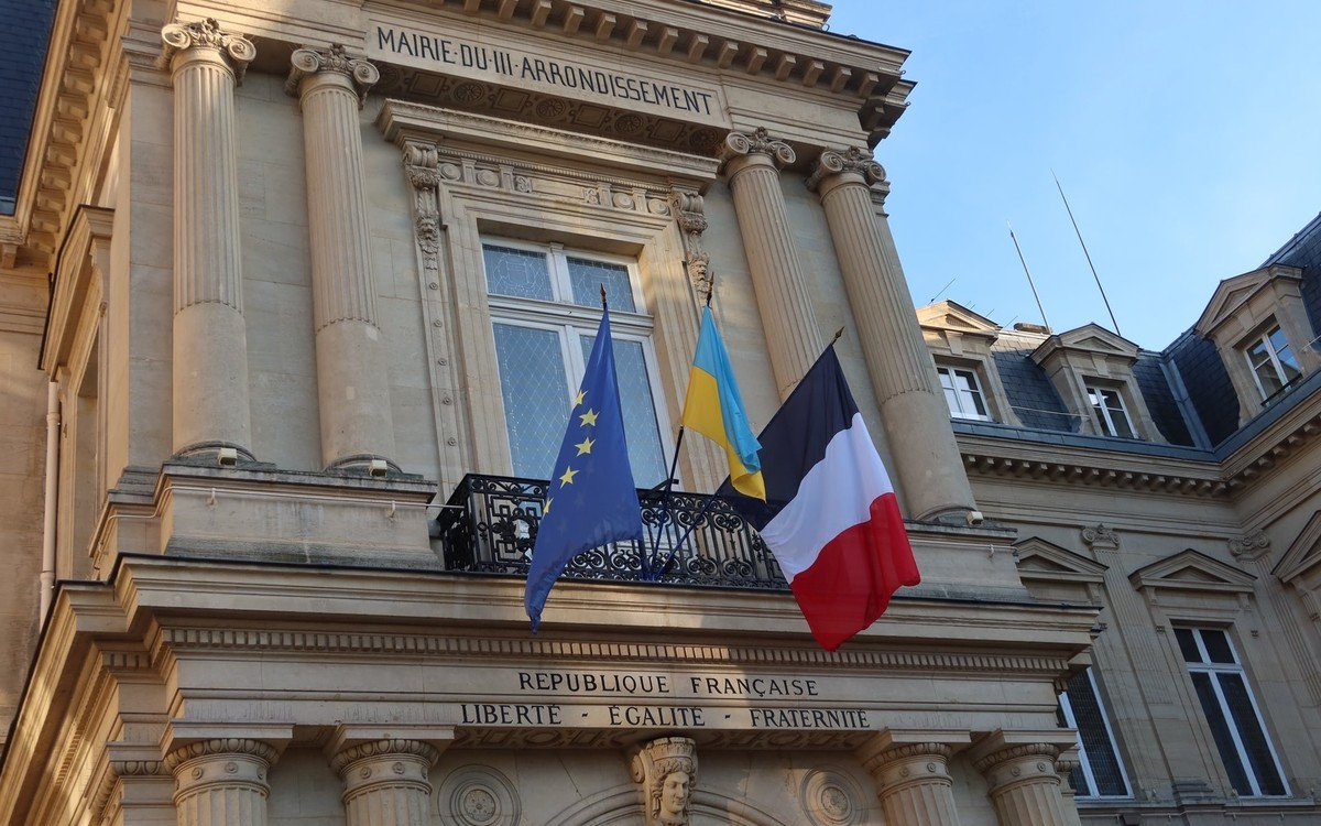 Le drapeau européen avec le drapeau français et le drapeau ukrainien sur la façade de la mairie de Paris Centre - Mairie de Paris Centre Le Mouvement Européen veut plus d'Europe dans nos mairies