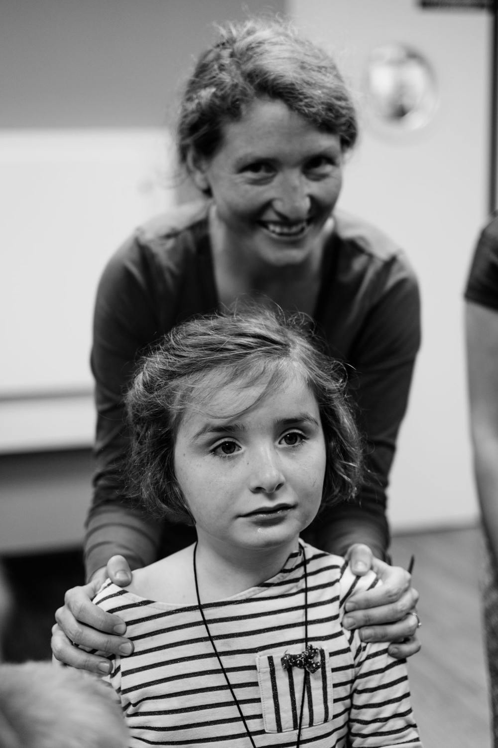 La maman de Faustine la tient par les épaules