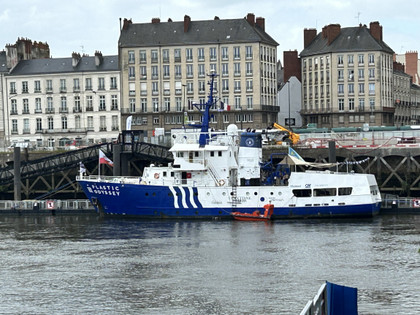 A Nantes, le Plastic Odyssey fait escale pour sensibiliser à la pollution plastique