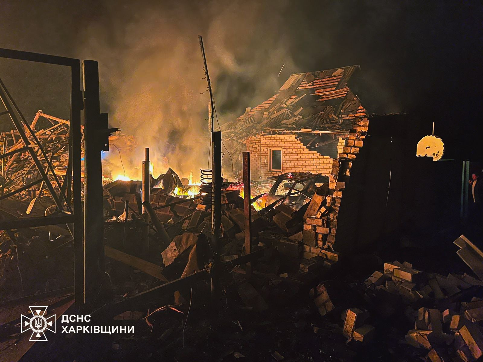 Une nouvelle attaque russe sur le village de Prikolotne Kupians dans la région de Kkarkiv. Crédit : Service des secours ukrainiens. Aujourd'hui en Europe - 10 novembre 2025