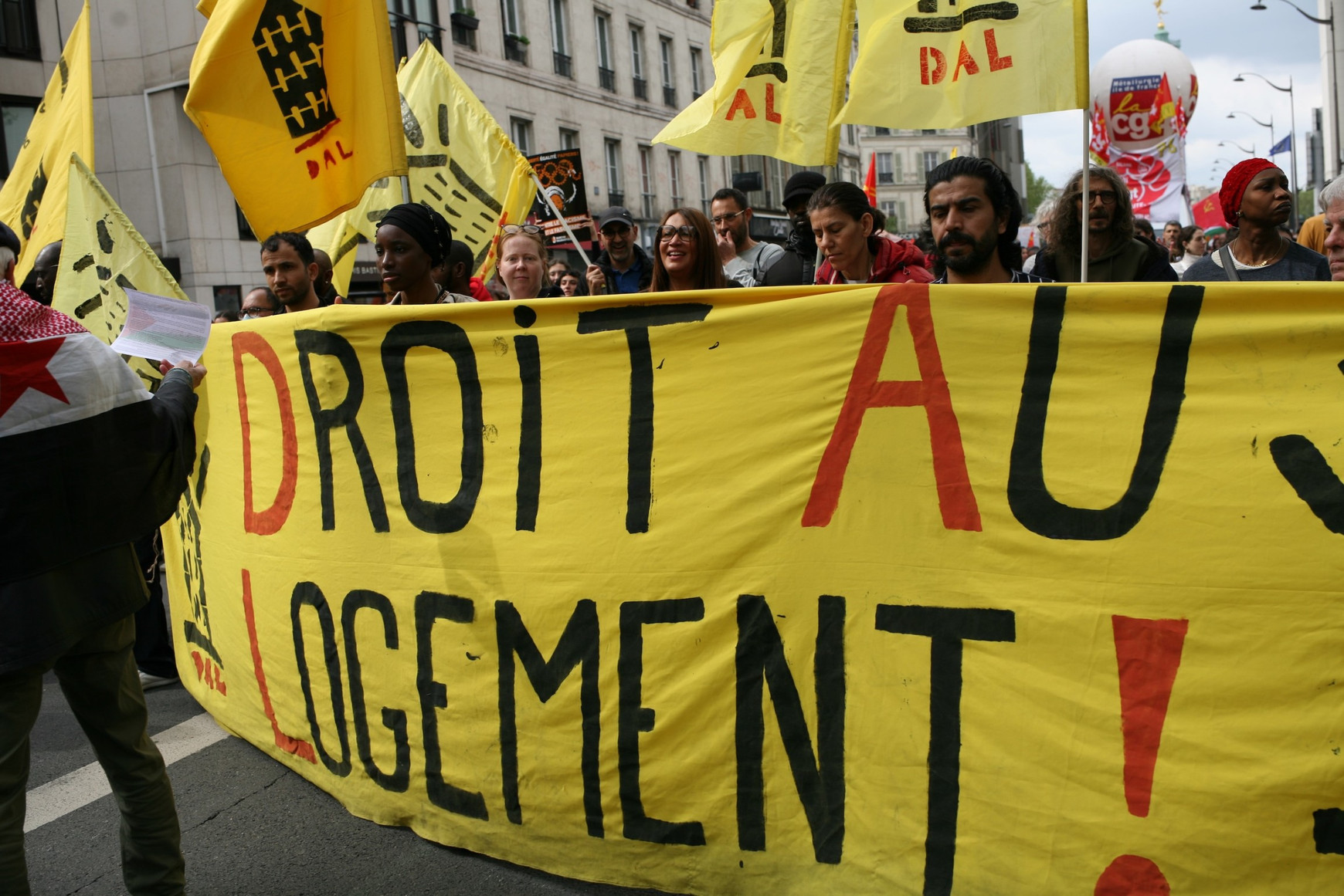 Des manifestants revendiquent le droit au logement, Paris, 2024. Source : Jeanne Menjoulet from Paris, France, CC BY 2.0, via Wikimedia Commons Logement en Europe - vers un réponse commune face à la crise ?