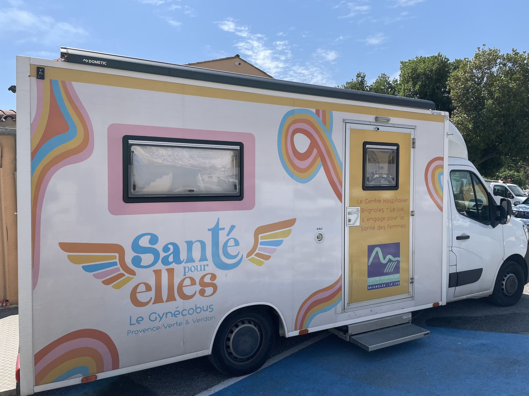Les communes partenaires mettent à disposition un emplacement adapté pour le gynécobus. © Marion Paquet Dans le Var, un cabinet de gynécologie itinérant pour pallier les déserts médicaux - L'Europe vue d'ici #172