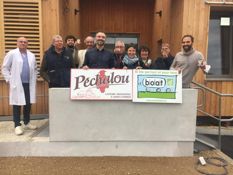 Thomas Breuzet devant Péchalou, avec les producteurs de lait bio Biolait du Périgort Thomas Breuzet, président de Quinoak