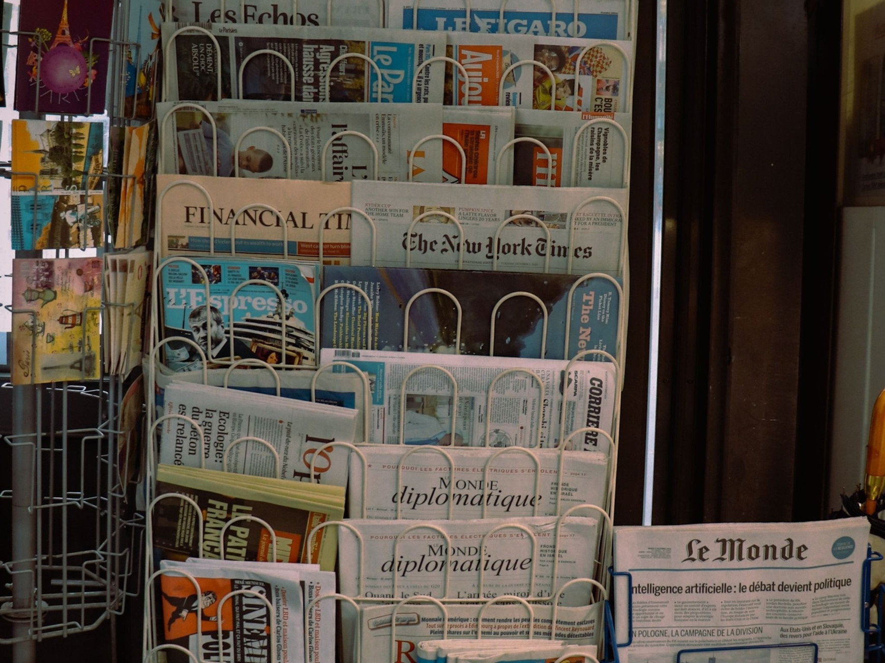 Un kiosque à journaux à Paris affichant une diversité de journaux. 30 septembre 2024. © Pexels Liberté de la presse en Europe : quelles menaces pèsent sur les journalistes ?
