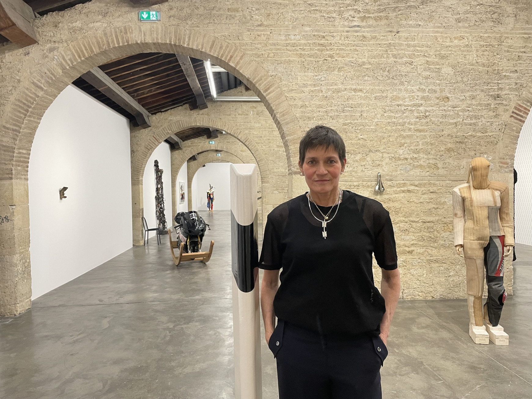 Alexandra Bircken à côté de son oeuvre "I" au CAPC © Camille Buonanno. Le CAPC expose le travail résolument européen de l'artiste allemande Alexandra Bircken