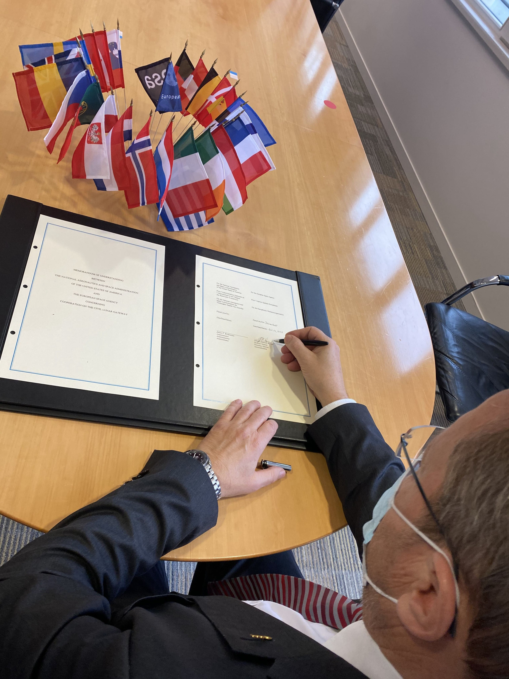 Signature du mémorandum d'entente sur la Gateway entre l'ESA et la NASA © ESA Les chaises musicales de la NASA