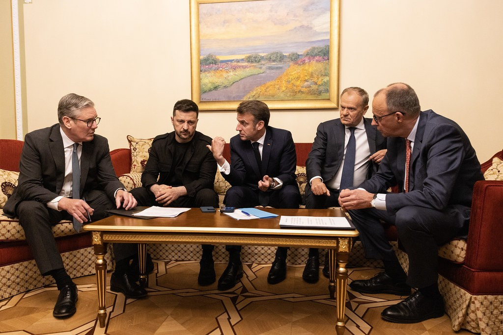 Le Président Ukrainien s’est dit prêt à démilitariser le Donbass après avoir discuté avec les européens (Simon Dawson / No 10 Downing Str) Aujourd'hui en Europe - 12 décembre 2025