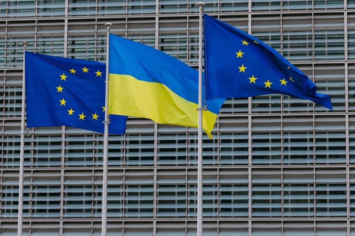 Drapeau ukrainien devant l'immeuble Berlaymont © European Union L’Ukraine peut-elle entrer dans l’Union européenne ? - Hashtag PFUE avec Olivier Costa