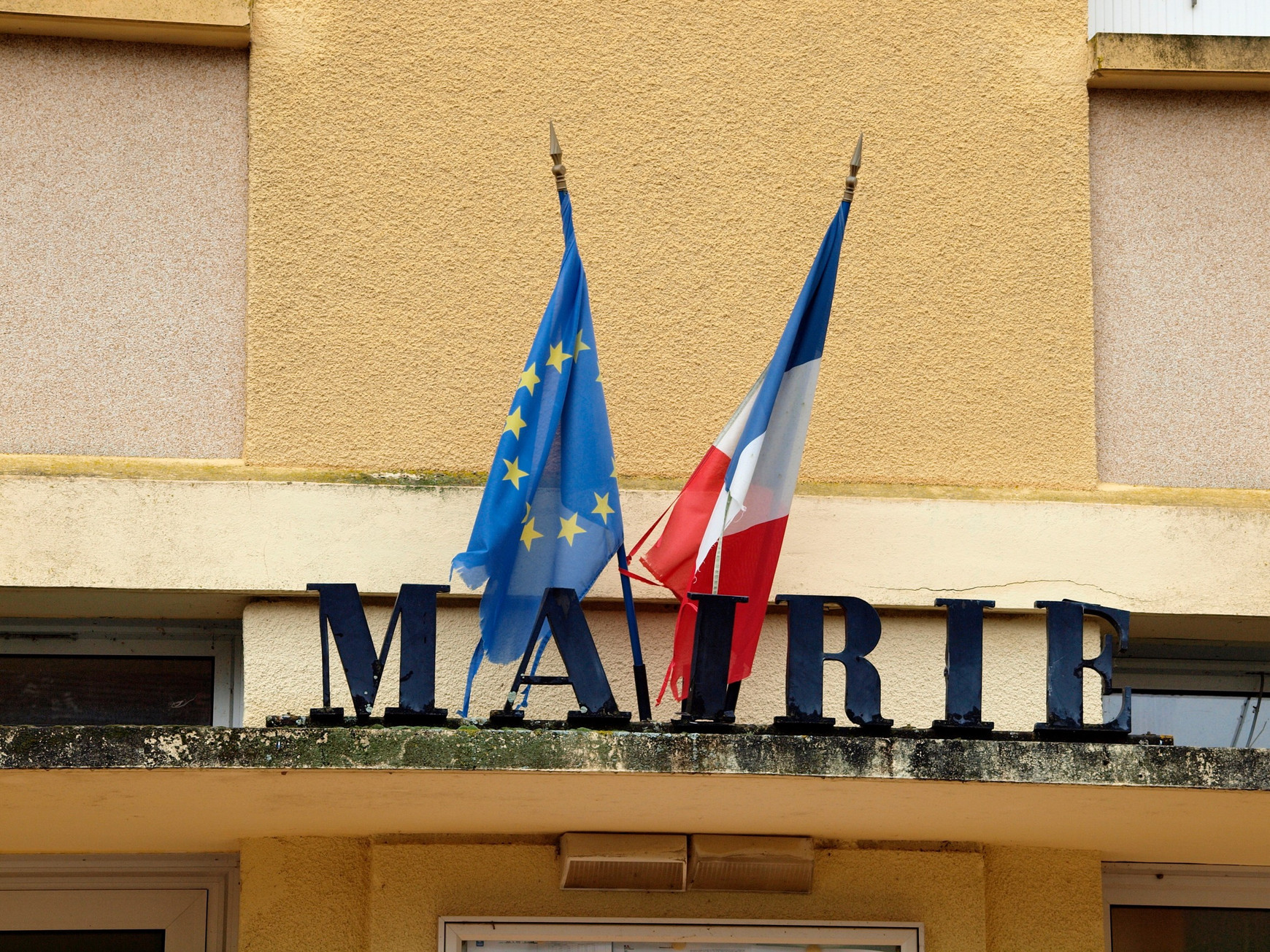 Le drapeau français et le drapeau européen sur le fronton d'une mairie française. Image d'illustration. Le drapeau européen décroché