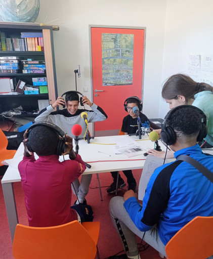 Épisode "Love Emission", "Culture World", "Actu Info", "Le... de l'émission Les Petites Ondes