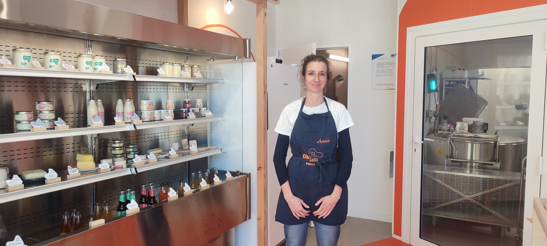 © Cassandre Thomas. Anaïs Grimeau à la laiterie Oh lait lait. Bordeaux, novembre 2024. Oh lait lait : une laiterie artisanale et engagée à Bordeaux
