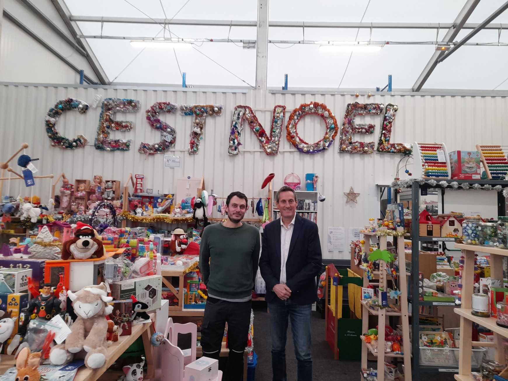 © Claire-Marie Lemasson - Simon Lauden & Maël L'Hostis dans la boutique solidaire d'Atao-Joujoux Collecte Nationale Des Jouets: Ecomaison, et Atao Joujoux à Nantes promeuvent l'économie circulaire.