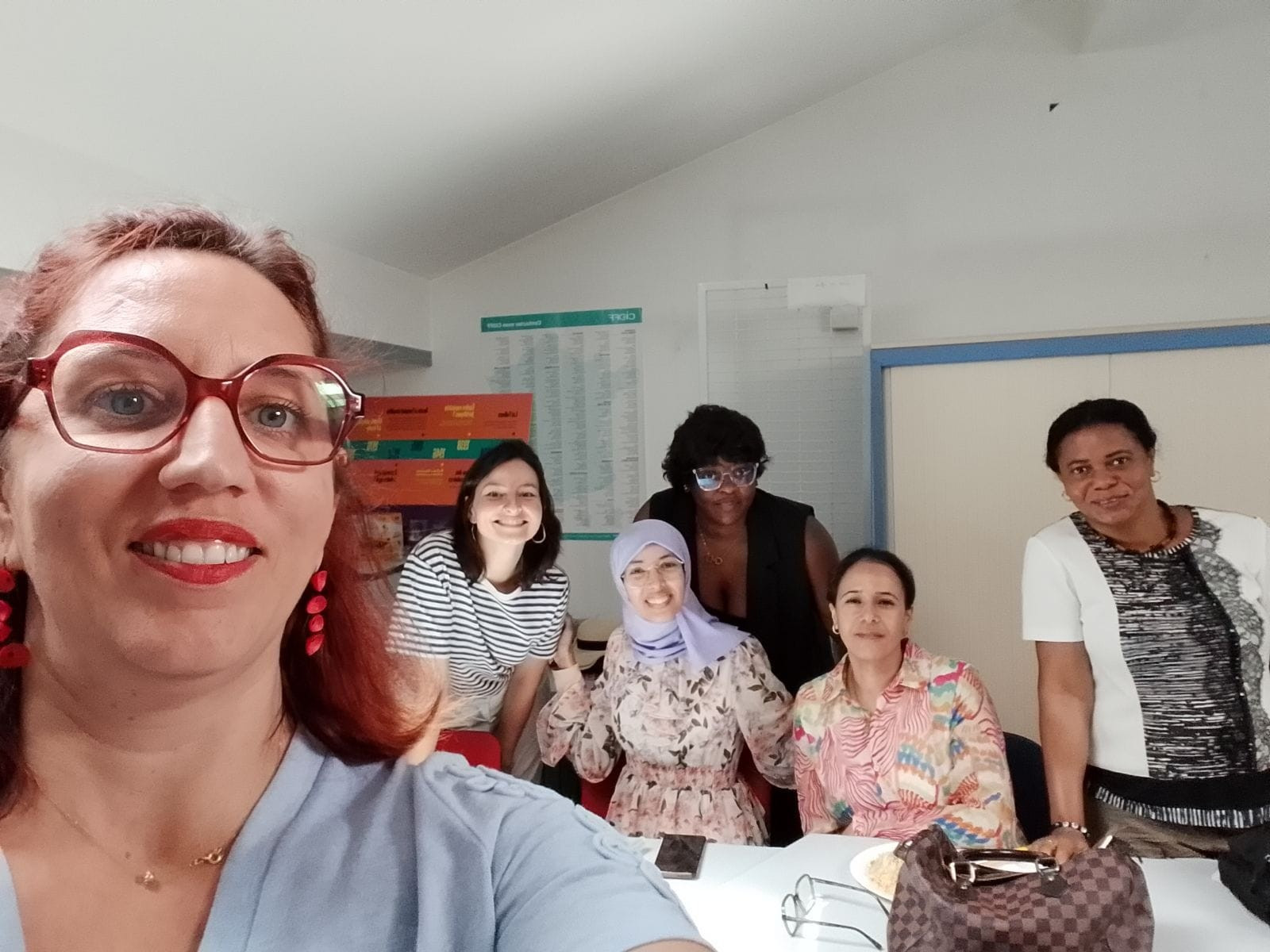 Claire ainsi que quelques-unes des bénéficiaires de l'accompagnement aux femmes immigrées du CIDFF de Toulouse. © Claire Vanhamme-Cuevas Occitanie : un projet européen pour l’intégration des femmes venues de pays tiers