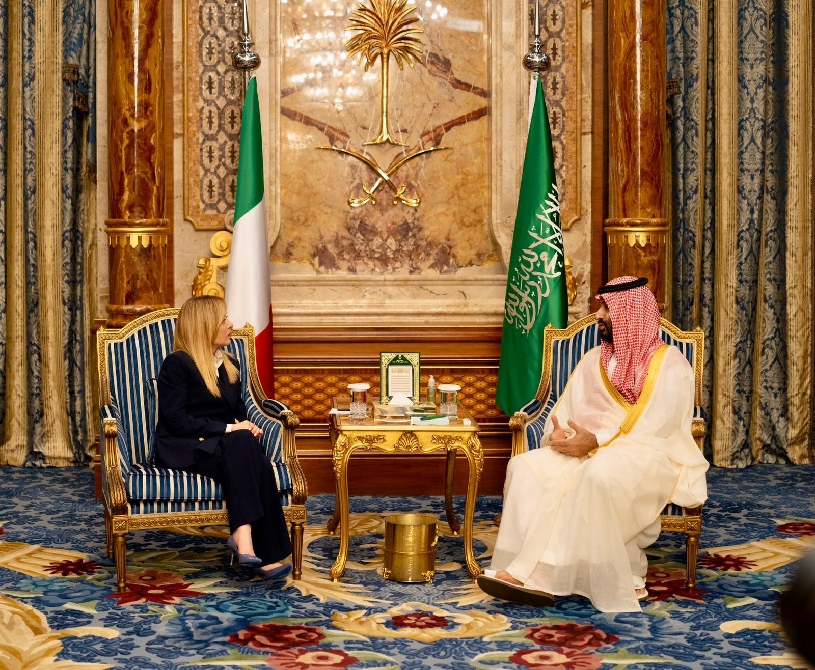 Giorgia Meloni, en déplacement en Arabie saoudite, s’est entretenue avec le prince héritier Mohammed ben Salmane, Avril 2026. Source : Gouvernement italien, licence CC-BY-NC-SA 3.0 IT Aujourd'hui en Europe - 7 avril 2026