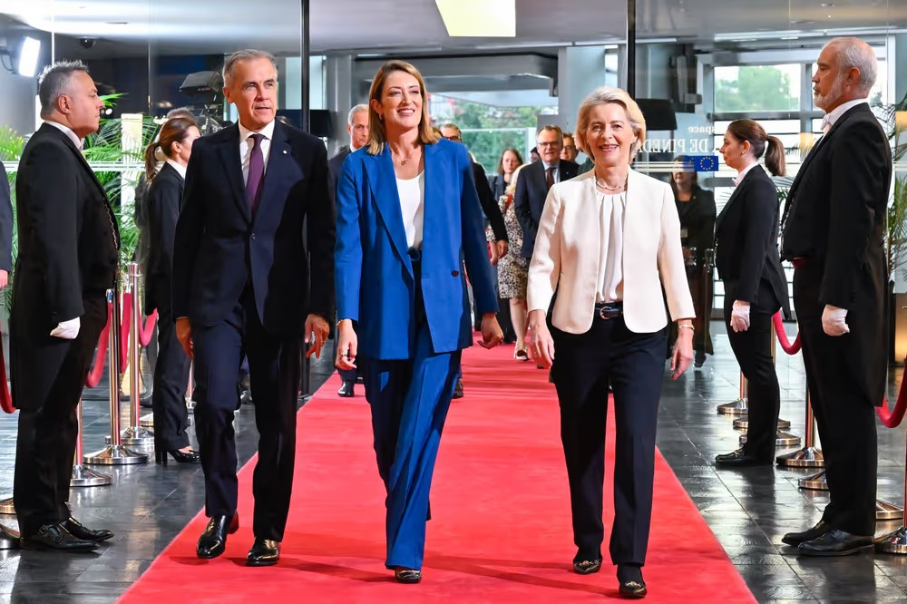 Roberta METSOLA, présidente du Parlement européen (au milieu) et Ursula VON DER LEYEN, présidente de la Commission européenne (à droite) accueillent à Strasbourg Mark CARNEY, Premier ministre du Canada (à gauche). Le 16 septembre 2026. © European Union Aujourd'hui en Europe - 17 septembre 2026